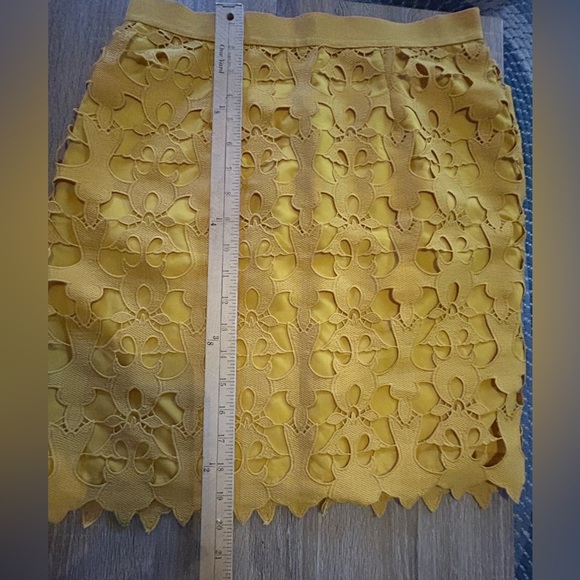 LOFT Mustard Yellow Layered Cutout Stretch Waistband Skirt Size 4 - Picture 6 of 9